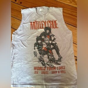 Motley Crew sleeveless tee size large cool rock and roll